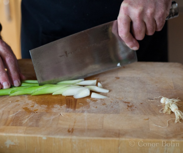 Slicing this way gives a longer spring onion. 